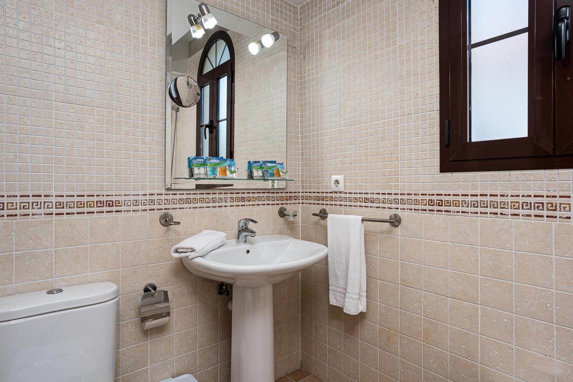 Apartamento Familiar Muy Soleado Cerca De La Playa Y Parking Incluido Chiclana de la Frontera Bagian luar foto