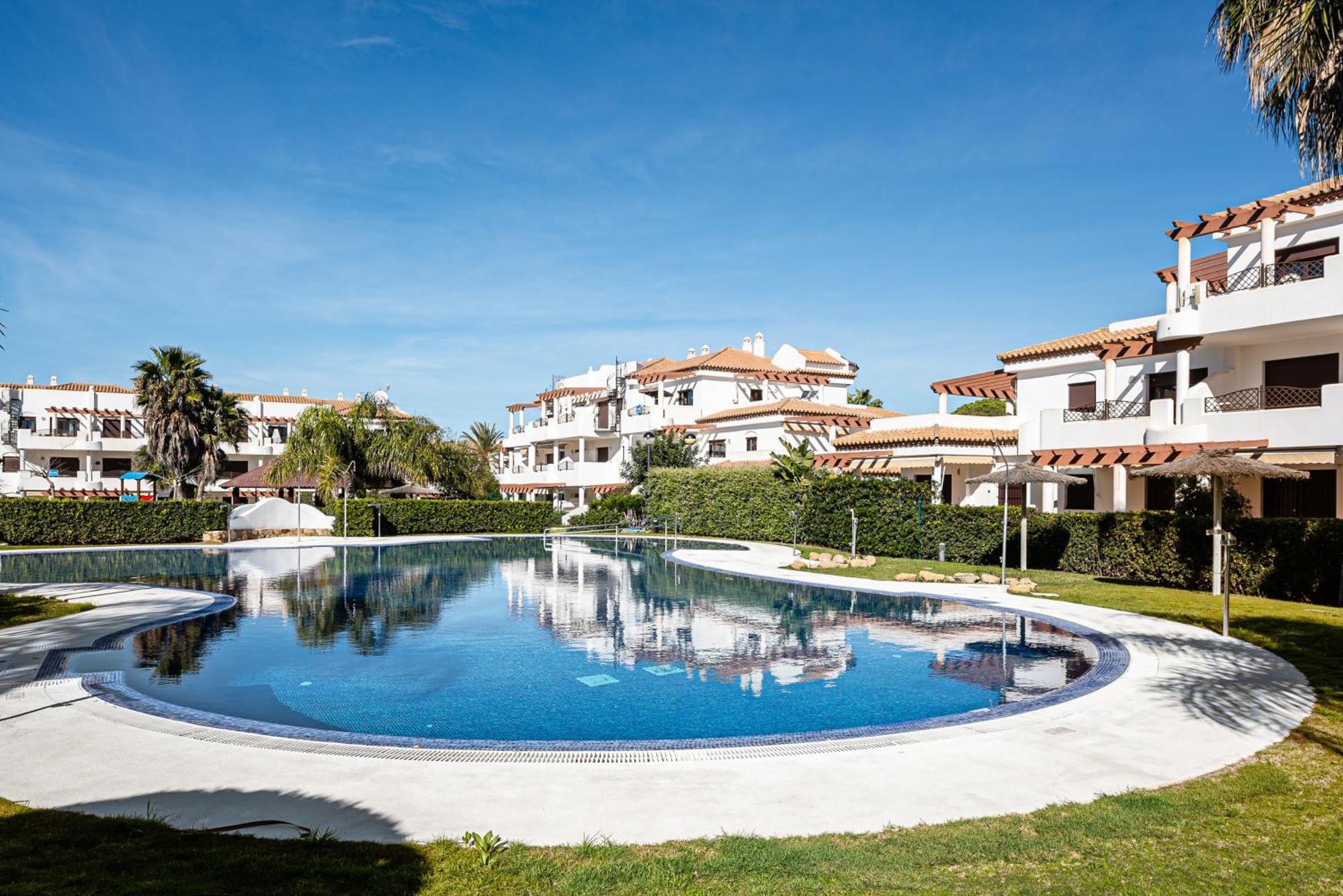 Apartamento Familiar Muy Soleado Cerca De La Playa Y Parking Incluido Chiclana de la Frontera Bagian luar foto