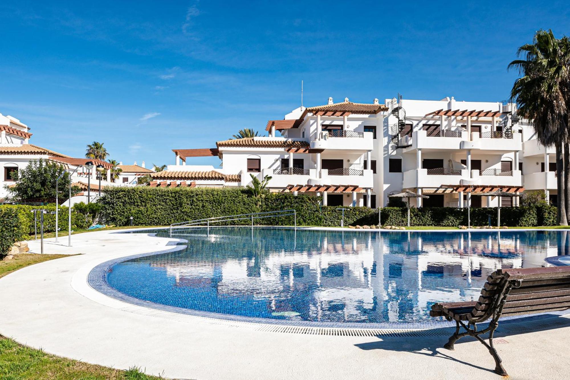 Apartamento Familiar Muy Soleado Cerca De La Playa Y Parking Incluido Chiclana de la Frontera Bagian luar foto