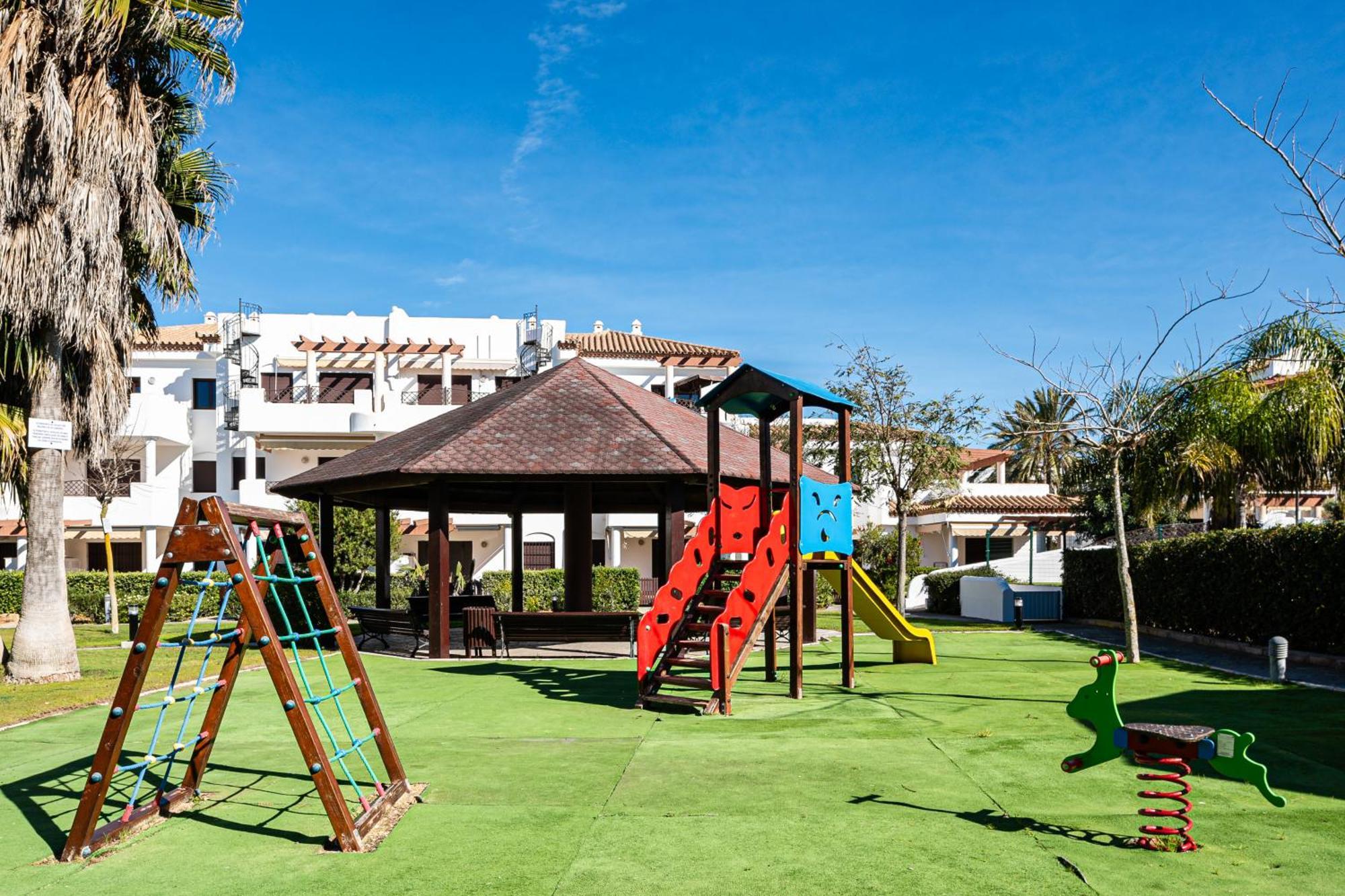 Apartamento Familiar Muy Soleado Cerca De La Playa Y Parking Incluido Chiclana de la Frontera Bagian luar foto